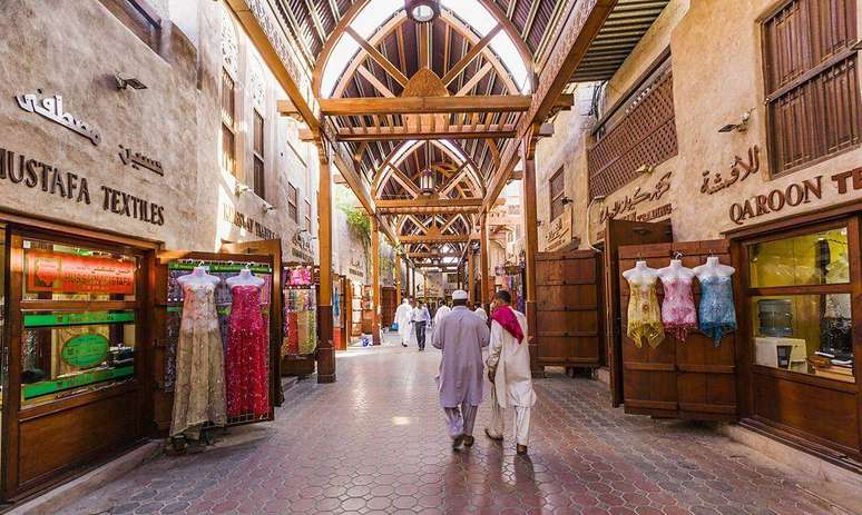 Os mercados do bairro tradicional de Bur Dubai e seus restaurantes mostram melhor o dia a dia da cidade aos visitantes