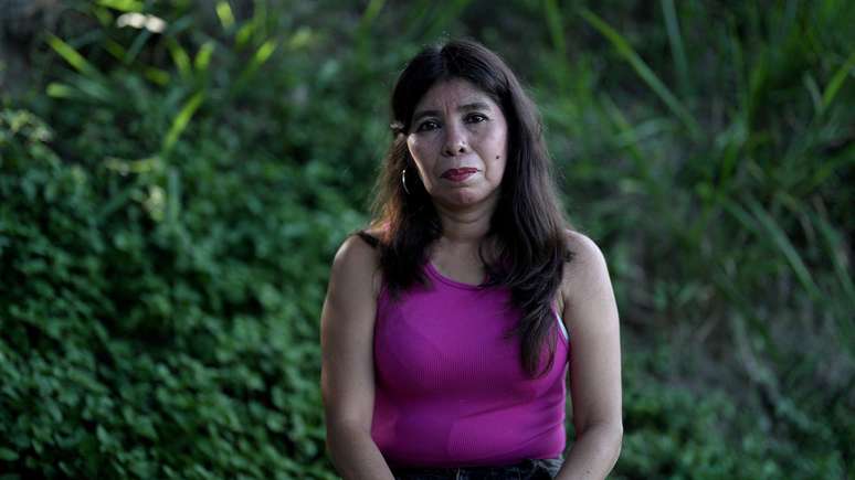 A professora Ad&eacute;lia Rosales celebra Bukele pela captura de criminosos em seu bairro