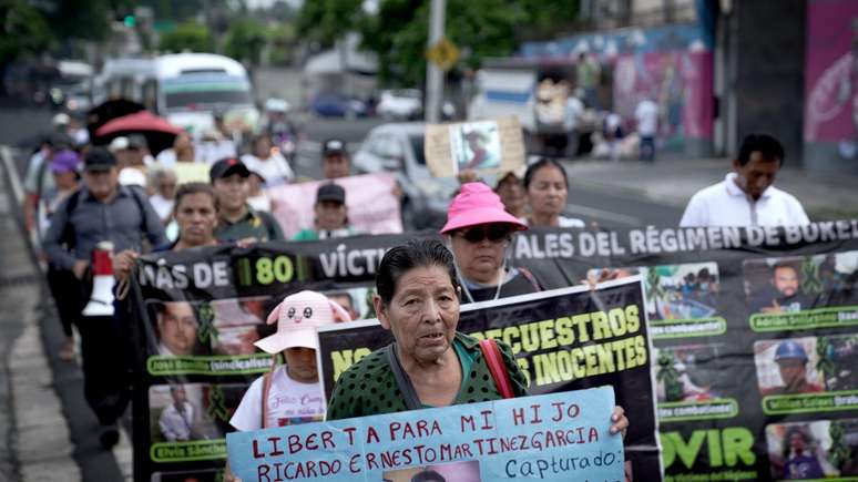 M&atilde;es que tiveram filhos presos no regime de exce&ccedil;&atilde;o se manifestam em San Salvador
