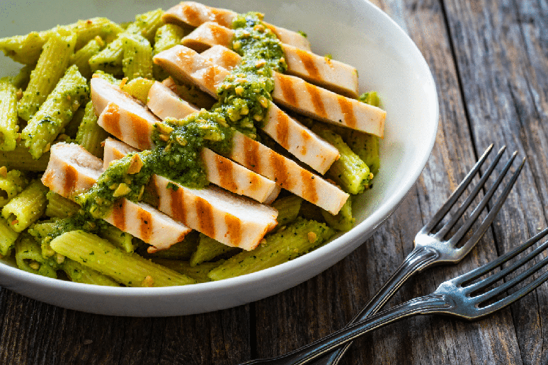 Macarr&atilde;o proteico com pesto de am&ecirc;ndoas e frango grelhado 