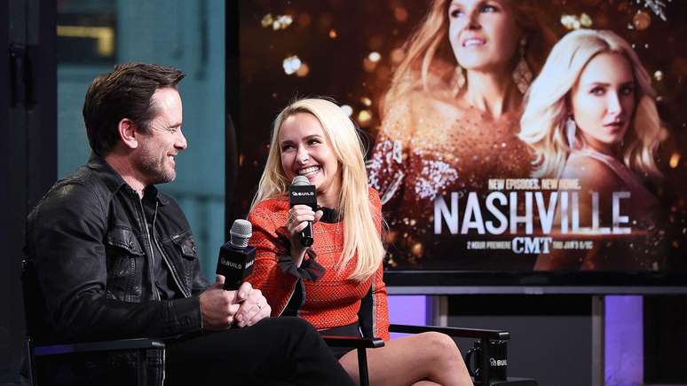 Panettiere fotografada com Charles Esten, seu colega de elenco em "Nashville", s&eacute;rie que lhe rendeu grande reconhecimento entre 2012 e 2018