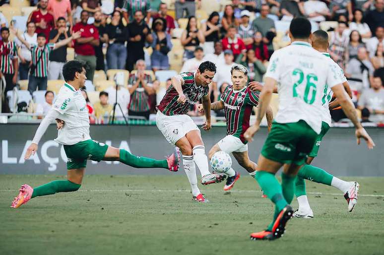 Ganso (ao fundo) foi um dos destaques da vit&oacute;ria do Fluminense sobre o Palmeiras &ndash;