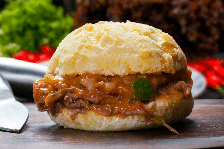 P&atilde;o de queijo recheado com carne desfiada 