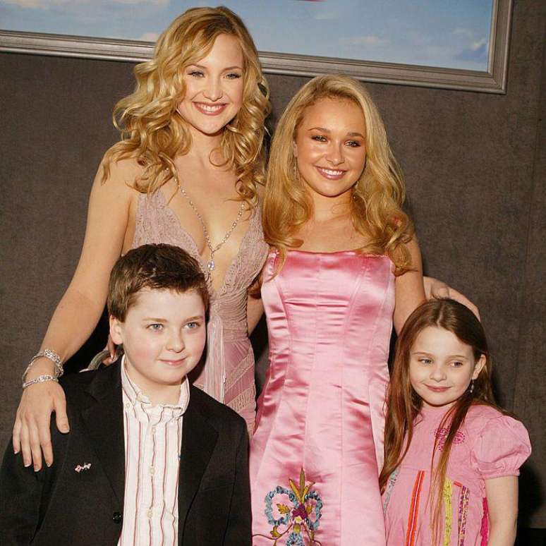 A atriz ao lado de Kate Hudson no tapete vermelho em 2004