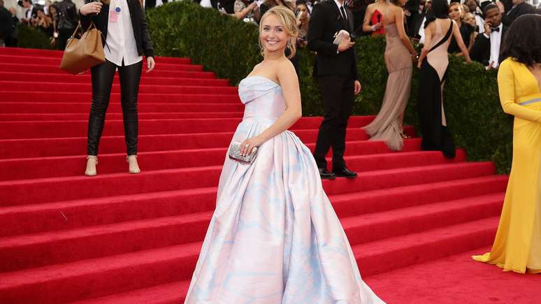 Hayden Panettiere, usando um longo vestido rosa claro, comparece ao baile de gala "Charles James: Al&eacute;m da Moda" do Costume Institute no Metropolitan Museum of Art em Nova York, em 5 de maio de 2014.