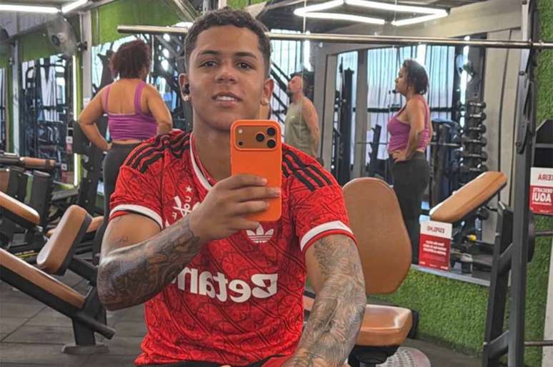 Sa&iacute;da ocorre ap&oacute;s pol&ecirc;mica envolvendo camisa do Flamengo, mas decis&atilde;o tem car&aacute;ter t&eacute;cnico &ndash;