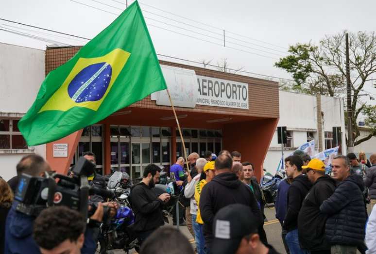 Bolsonaristas se concentravam em frente ao aeroporto para receber Fl&aacute;vio Bolsonaro, que cancelou a viagem
