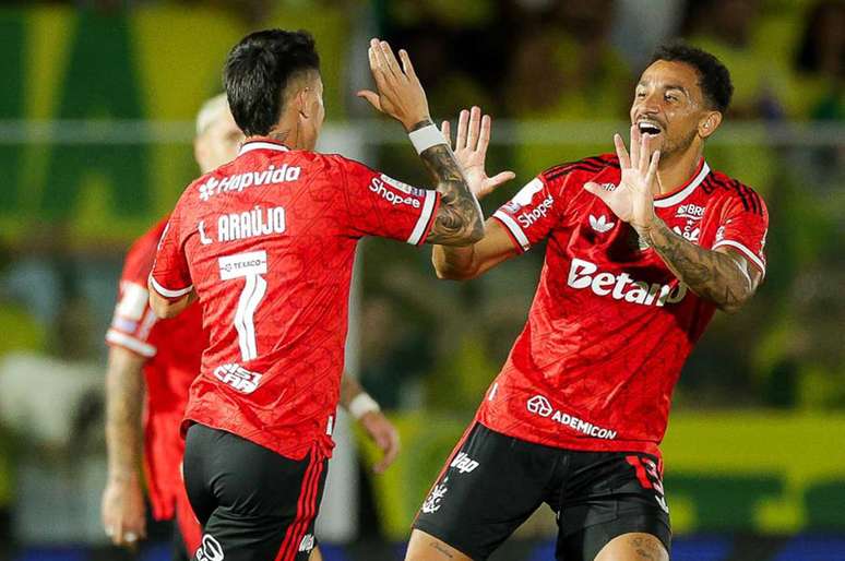 Flamengo goleia o Mirassol e ganha f&ocirc;lego na briga pelo t&iacute;tulo do Brasileir&atilde;o &ndash;