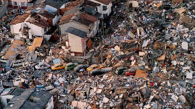 Em 1999, a cidade de Arm&ecirc;nia ficou devastada pelo terremoto