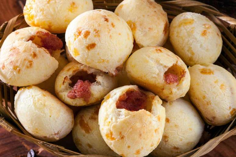 P&atilde;o de queijo com calabresa 