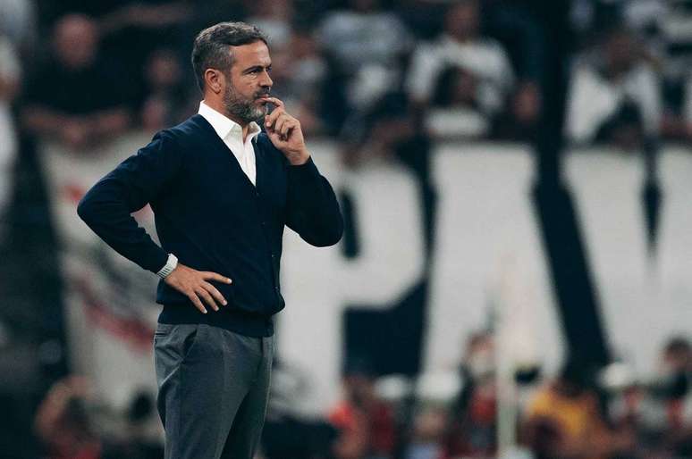 Artur Jorge observa seus jogadores na noite deste domingo &ndash;
