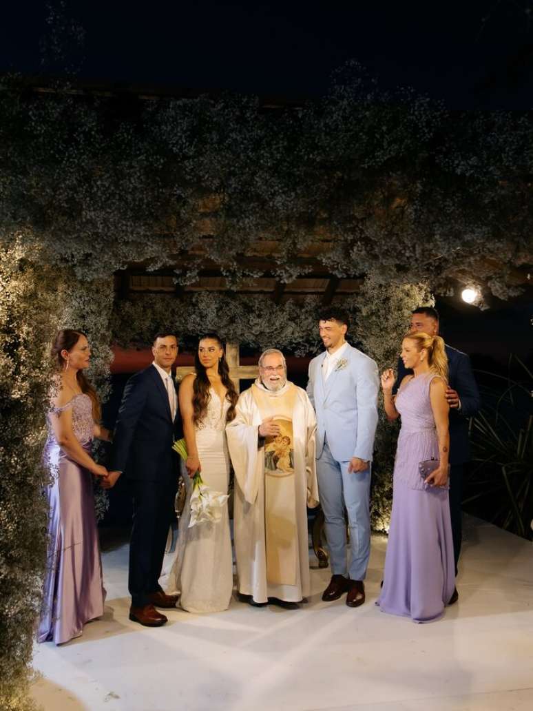 Carla Perez acompanhou o filho, Victor Alexandre, no altar durante o casamento com Jarline Batista