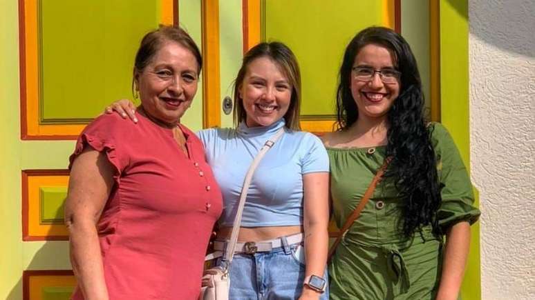 Vanessa Porras (&agrave; direita), ao lado de sua irm&atilde; Angie (ao centro) e de sua m&atilde;e, Irma