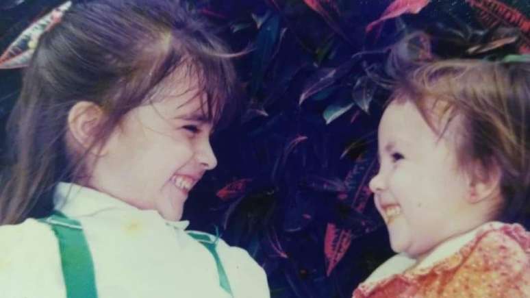 Vanessa e Angie Porras quando tinham cinco e quatro anos. A irm&atilde; mais nova ficou presa sob os escombros no terremoto de 1999