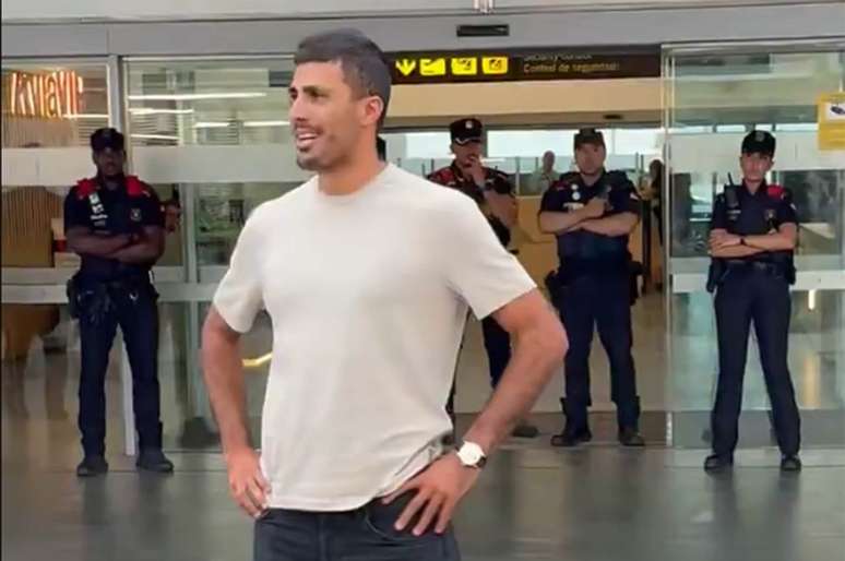 Rodri fala com a imprensa ao desembarcar em Barcelona &ndash;