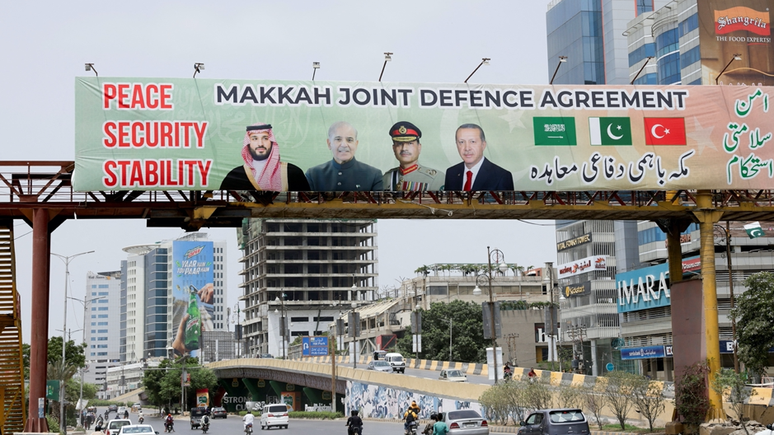 Outdoor em Karachi, no Paquist&atilde;o, promovendo o Pacto de Meca