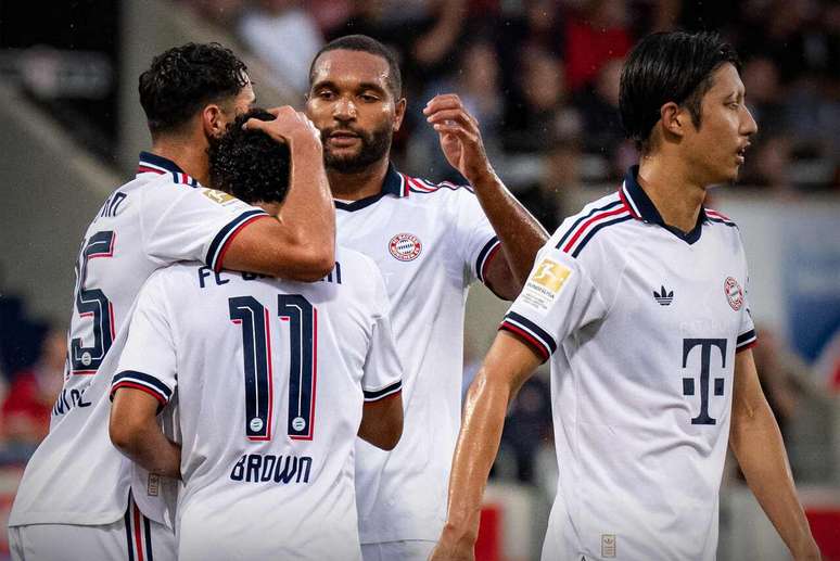 Jogadores do Bayern comemoram um dos gols sobre o Heidenheim &ndash;