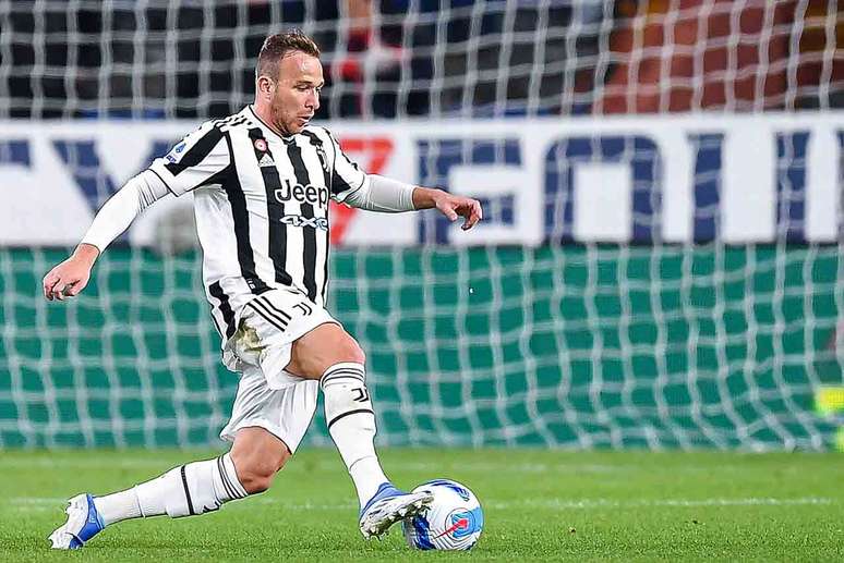Arthur em a&ccedil;&atilde;o com a camisa da Juventus &ndash;