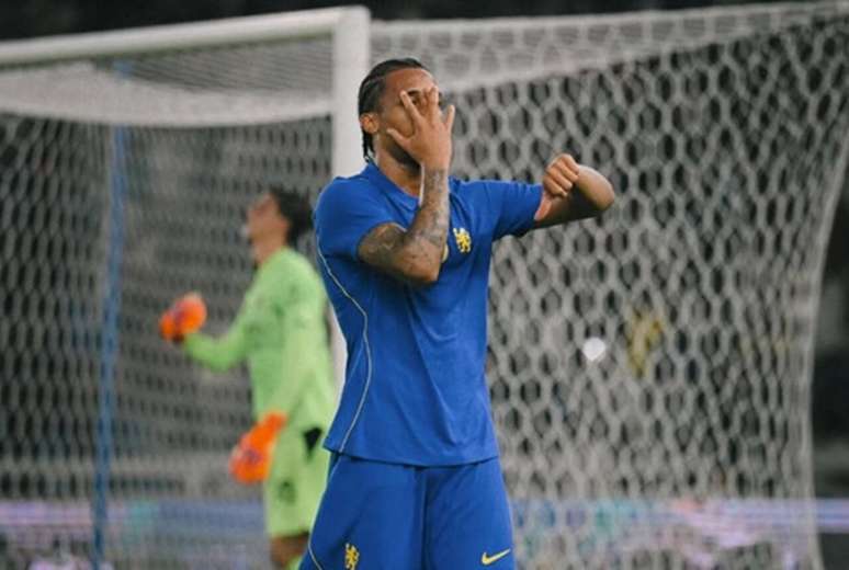Jo&atilde;o Pedro comemora um de seus dois gols na vit&oacute;ria do Chelsea sobre o Milan &ndash;