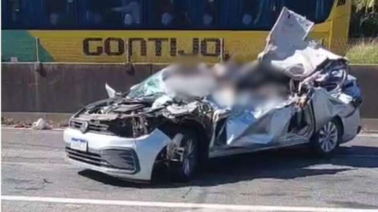 Passarela desaba ap&oacute;s ser atingida por caminh&atilde;o e deixa dois mortos na rodovia Fern&atilde;o Dias, em Vargem