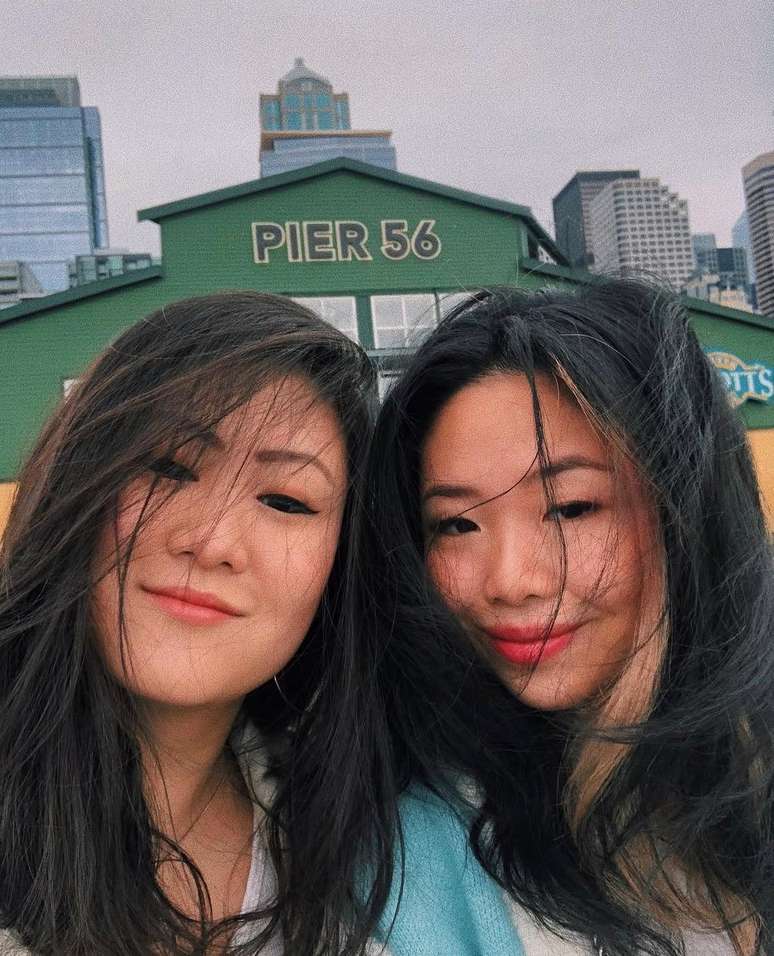 April e Renee juntas em foto