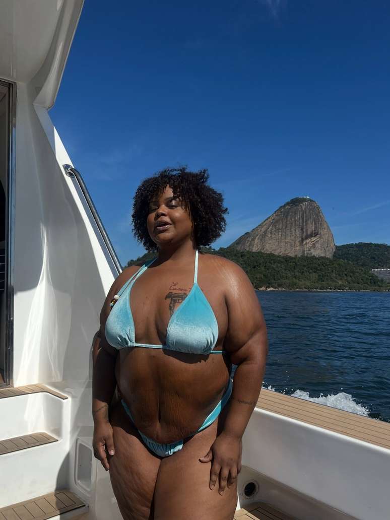 MC Carol aparece de biqu&iacute;ni em passeio ap&oacute;s perder 65kg &mdash;