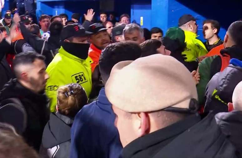 Briga entre os t&eacute;cnicos de V&eacute;lez Sarsfield e Defensa y Justicia &ndash;