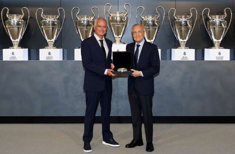 Mourinho ao lado do presidente Florentino P&eacute;rez, do Real Madrid &ndash;