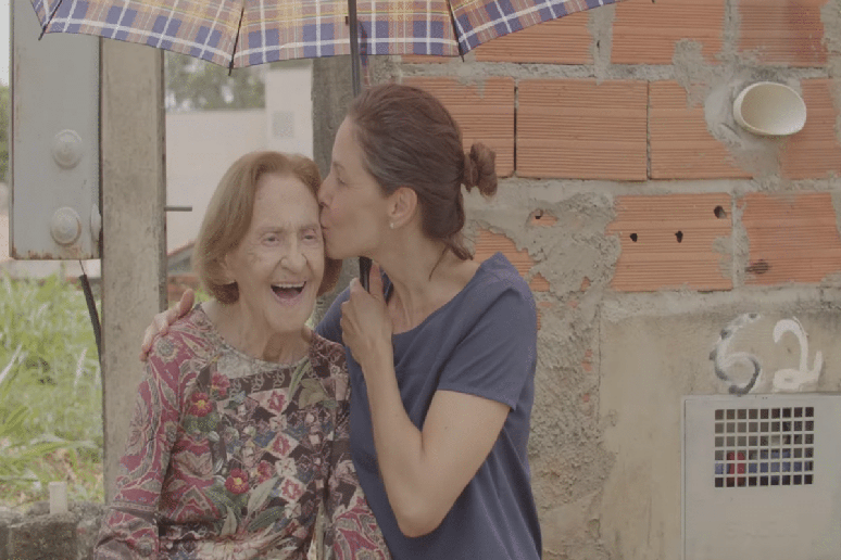 Em &ldquo;Dona Rosinha&rdquo;, Laura Cardoso interpreta uma idosa abandonada pela filha que encontra acolhimento e novos v&iacute;nculos 