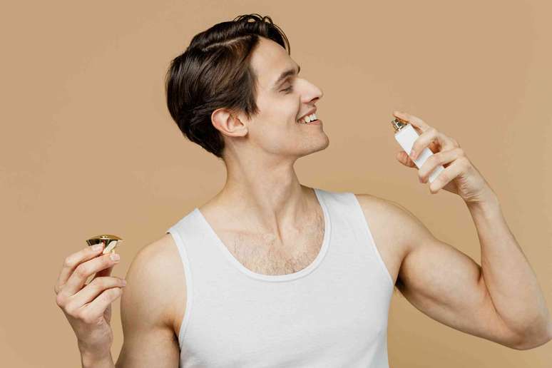 Os ingredientes dos perfumes podem afetar a pele e desencadear enxaqueca, mas as evid&ecirc;ncias atuais n&atilde;o identificam nenhum risco espec&iacute;fico para a tireoide. ViDI Studio/Shutterstock