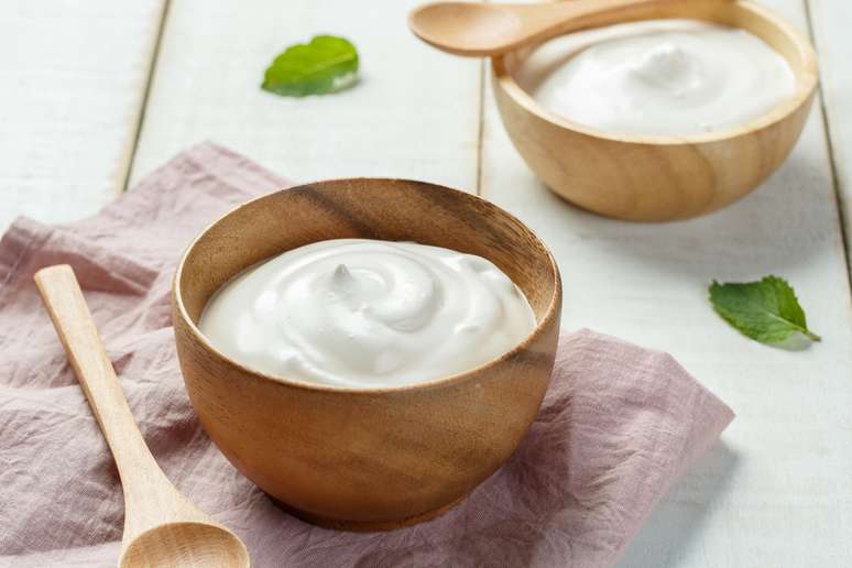 Os iogurtes naturais podem fazer parte da dieta de quem tem gastrite autoimune, desde que sejam bem tolerados 
