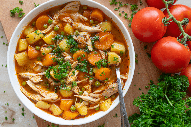 Sopa de frango com batata, cenoura e ervilha 