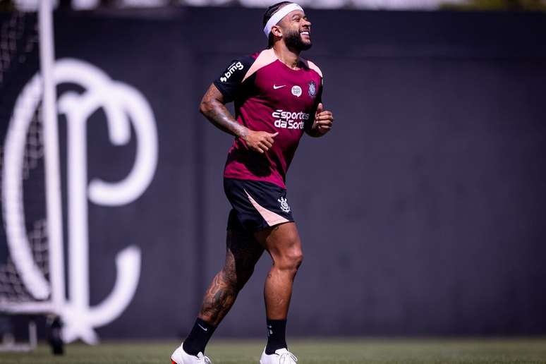 Memphis Depay durante treinamento do Corinthians nesta ter&ccedil;a-feira (18) &ndash;