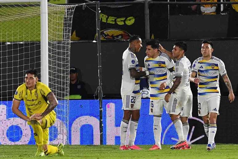 Merentiel &eacute;&nbsp; festejado ap&oacute;s fazer o terceiro gol do Boca sobre o Recoleta. Foi um gola&ccedil;o.