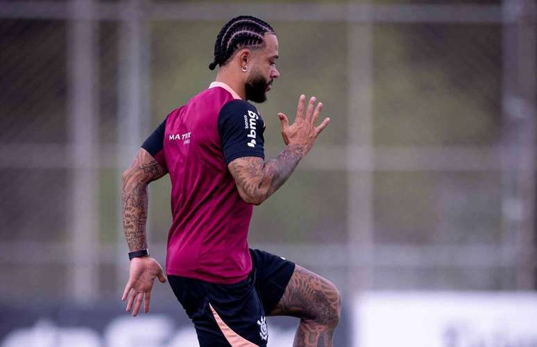 Depay volta a treinar no Corinthians &ndash;