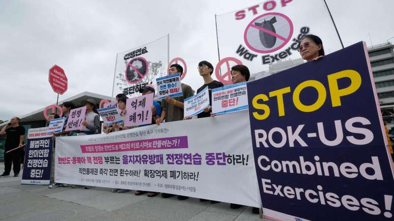 Manifestantes sul-coreanos realizam uma manifesta&ccedil;&atilde;o contra os exerc&iacute;cios militares conjuntos, o Ulchi Freedom Shield (UFS), entre os EUA e a Coreia do Sul, em frente &agrave; Embaixada dos EUA em Seul, na Coreia do Sul, na segunda-feira, 17 de agosto de 2026. As faixas exibem a mensagem &ldquo;Parem o exerc&iacute;cio Ulchi Freedom Shield&rdquo;.