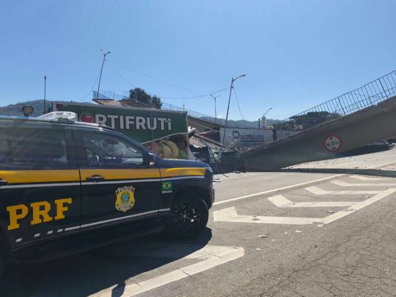 Passarela &eacute; atingida por carreta e desaba no interior de S&atilde;o Paulo