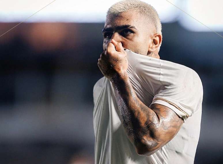 Gabigol chegou ao cent&eacute;stimo gol pelo Santos em lance com assist&ecirc;ncia de Neymar &ndash;