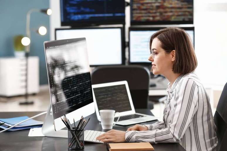 Em uma empresa, &eacute; importante determinar quem responde pelas decis&otilde;es tomadas com apoio da tecnologia 