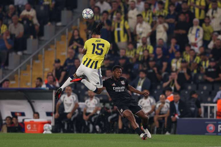 Lois Openda, do Lyon, em disputa de bola com Nathan Ak&eacute;, do Fenerbah&ccedil;e &ndash;