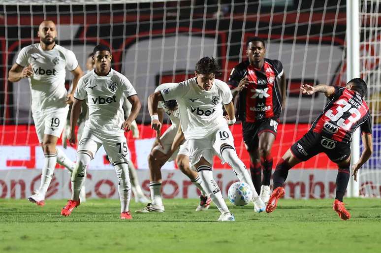 Botafogo perdeu para o Vit&oacute;ria e agravou a crise na temporada &ndash;