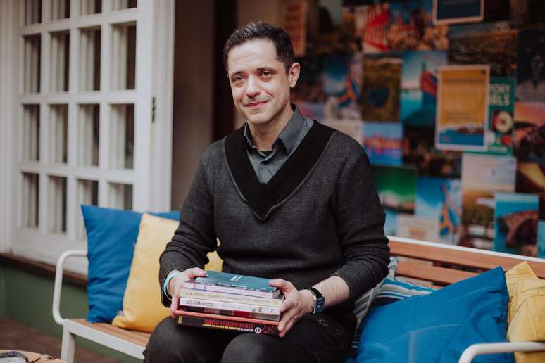 Aos 44 anos, ele trabalha como tradutor liter&aacute;rio h&aacute; duas d&eacute;cadas e tamb&eacute;m &eacute; doutor e mestre em literatura