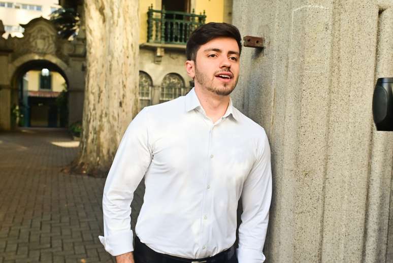 Bisneto de Laura Cardoso, Fernando Faria, conversa com imprensa presente no vel&oacute;rio da atriz