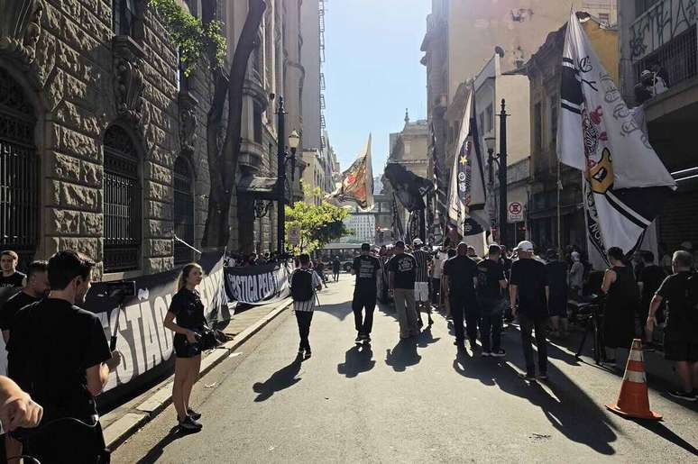 Torcedores do Corinthians se manifestam em frente ao Minist&eacute;rio P&uacute;blico de S&atilde;o Paulo &ndash;