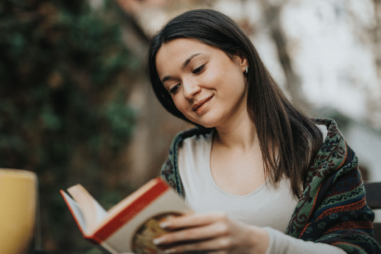 Reservar um momento para a leitura pode ajudar a manter atividades prazerosas mesmo diante de uma rotina mais cheia 