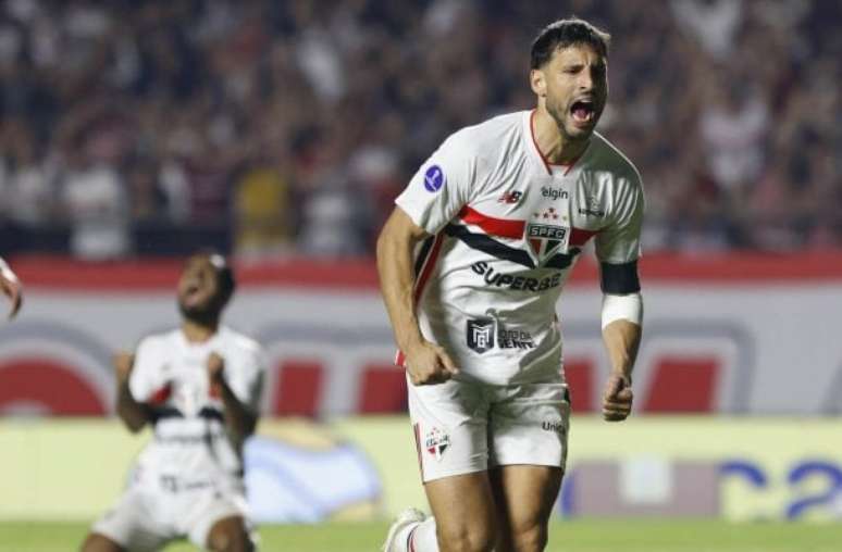 Calleri em campo pelo São Paulo diante do Bolívar –