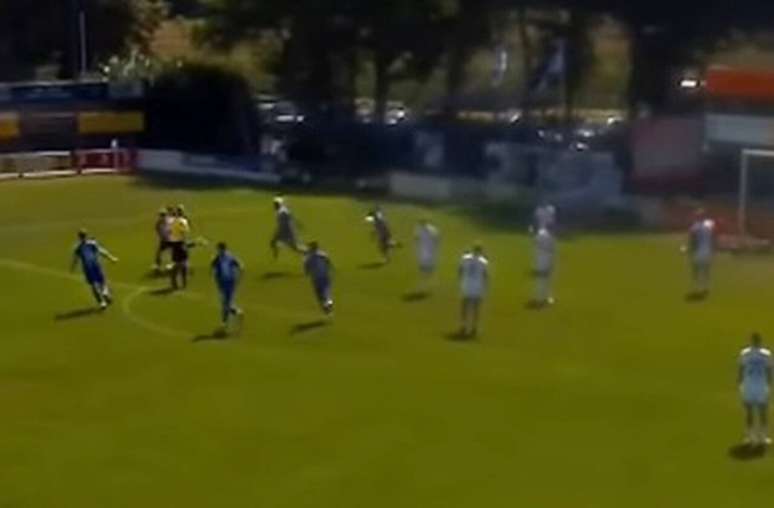 Fettkenhauer, do Blau-Weiss Hollage, comemora o gola&ccedil;o contra o SV Altenoythe&nbsp;