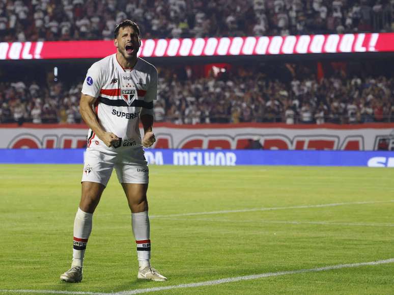 Calleri em campo pelo São Paulo diante do Bolívar –