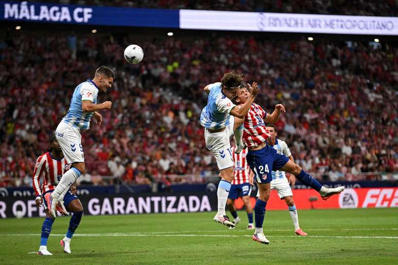 Chupete&nbsp; (&agrave; esquerda), cabeceia a bola para o M&aacute;laga. Mas seu time que voltou &agrave; elite espanhola, estreou em La Liga com derrota para o Atl&eacute;tico.