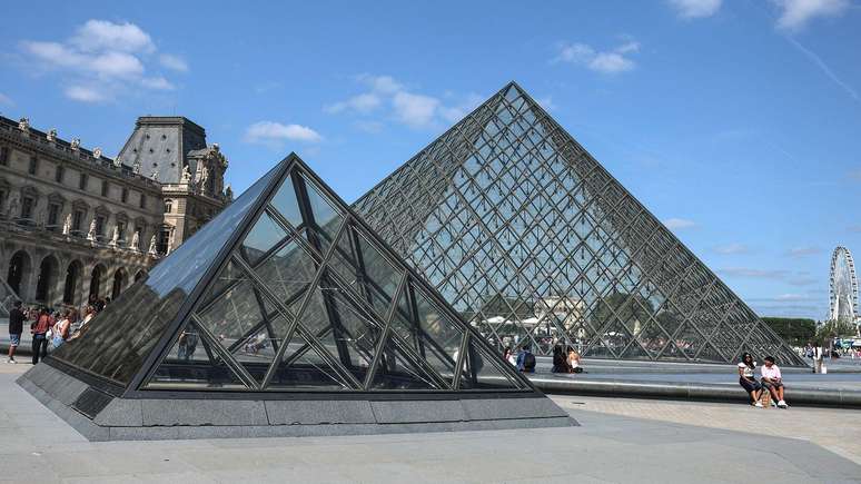 Ana&iuml;s e N&egrave;gre caminharam at&eacute; o Louvre, onde ela esperava conseguir usar os banheiros p&uacute;blicos do local